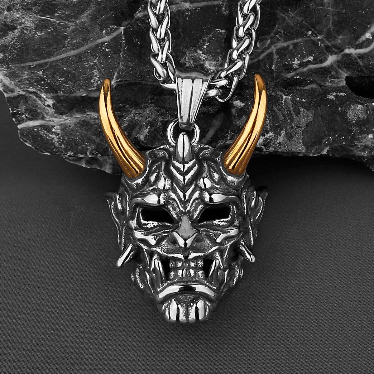 Collana con ciondolo teschio demone maschera samurai vintage Collana da uomo con corno color oro misto Accessori Collana da motociclista punk hip-hop