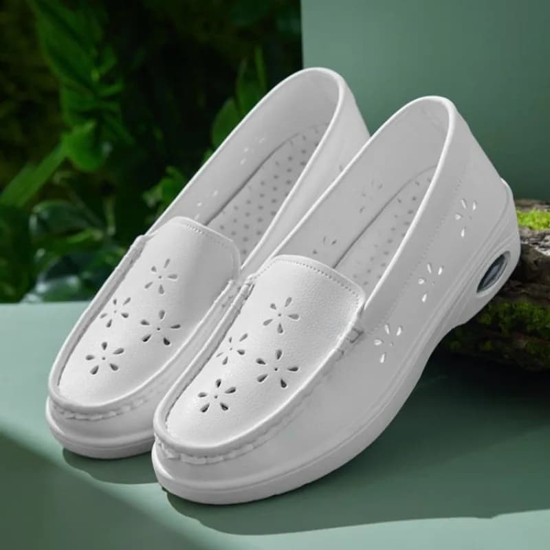 Scarpe da infermiera da donna suola morbida traspirante 2025 estate nuovi sandali con plateau con cuscino d'aria lavoro ospedaliero piccole scarpe bianche da donna