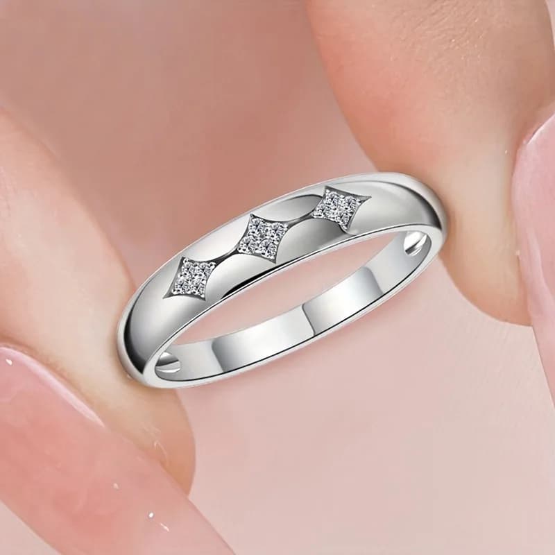 Anello di Lusso Leggero con Zirconi Incastonati Stile Europeo e Americano 2026, Design Femminile, Accessorio Personalizzato per il Pendolarismo