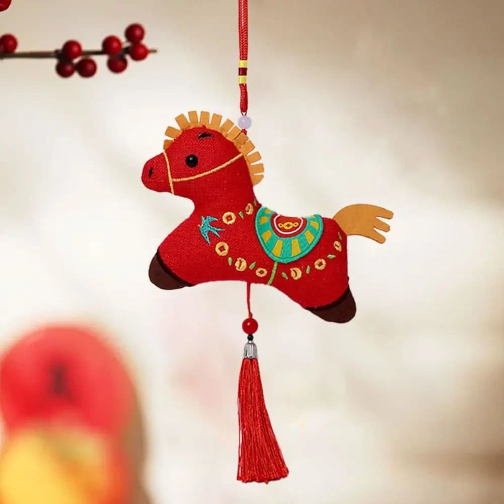 Ciondolo Tradizionale a Forma di Cavallo Cartoon, Peluche Portafortuna Pony Rosso, Mascotte Animale Carina per il Nuovo Anno