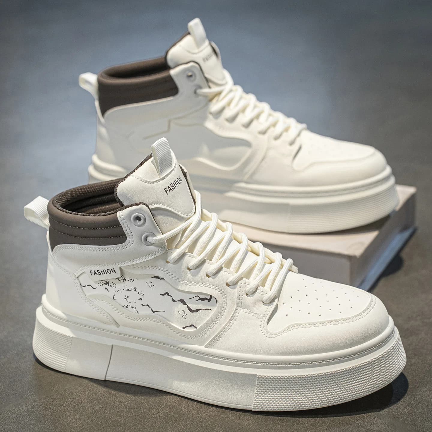 Nuove scarpe da uomo alte, alla moda, versatili, con suola spessa, scarpe sportive, scarpe casual da skateboard e scarpe trendy da esterno