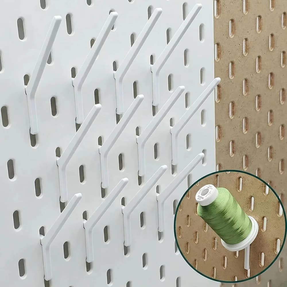 5 pezzi di pannello forato bianco 45 ° Ganci a Bobina per Pannelli Forati, Organizzatore Espositivo per Rotoli di Filo da Cucito, Ricamo e Artigianato