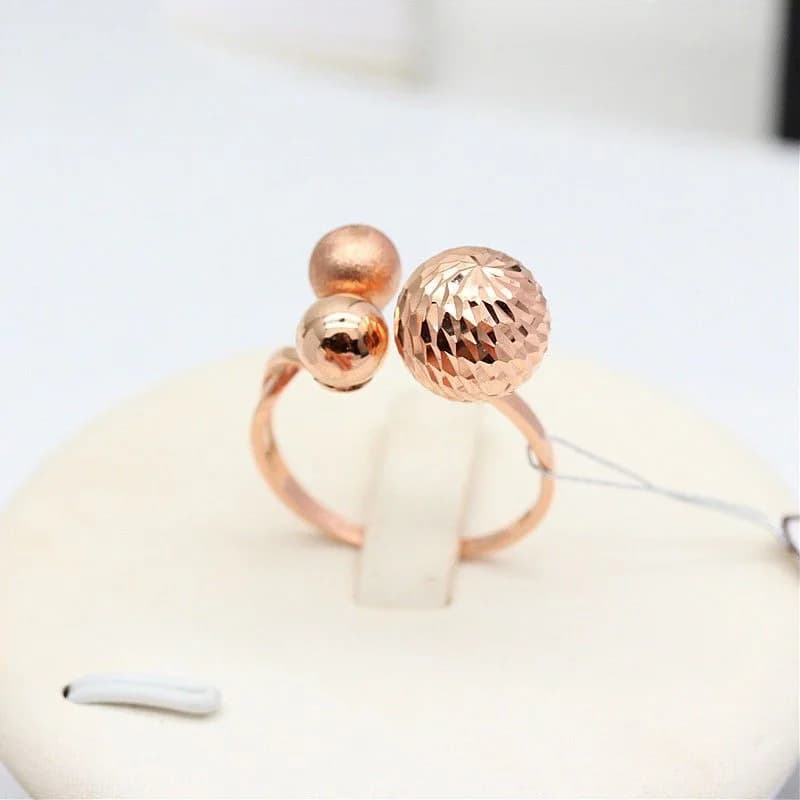 585 Anelli in oro viola con tre perline rotonde per le donne Moda leggera di lusso placcato in oro rosa 14 carati Anello con sfera opaca Regalo di gioielli per feste