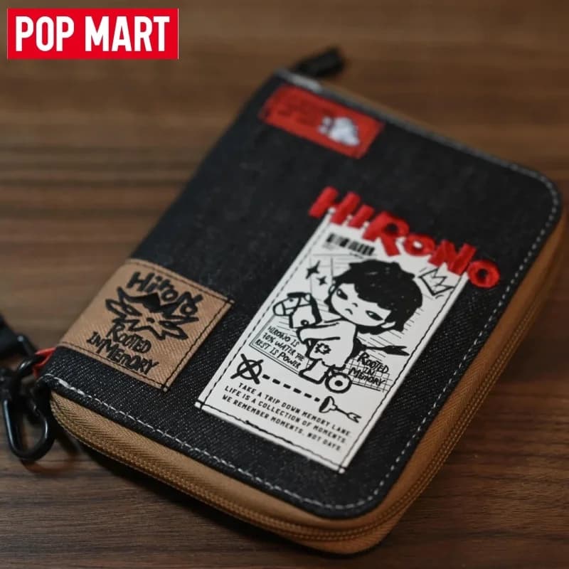 POPMART Hirono Echo Series - Porta Passaporto, Custodia Protettiva per Carte, Porta Carte di Credito, Regalo Cartoon per il Ritorno a Scuola
