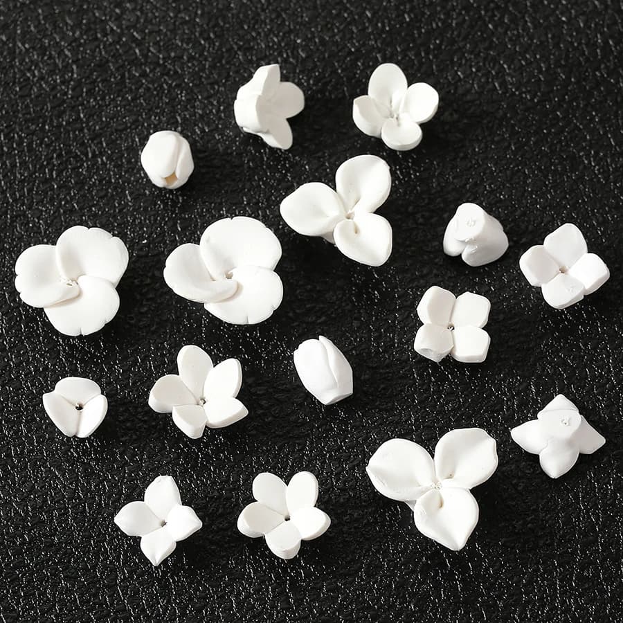 20 pz/lotto Piccoli Fiori di Argilla Polimerica Bianca Fatti A Mano Con Foro Per Capelli Da Sposa Creazione di Gioielli Abito Da Sposa Decorazione Creativa