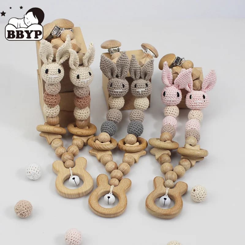 Ciondolo per carrozzina per bambini Sonaglio Massaggiagengive in legno Lettino per bambini Sonagli appesi Giocattolo Amigurumi Forma di coniglietto Bracciale con perline all'uncinetto Clip per carrozzina