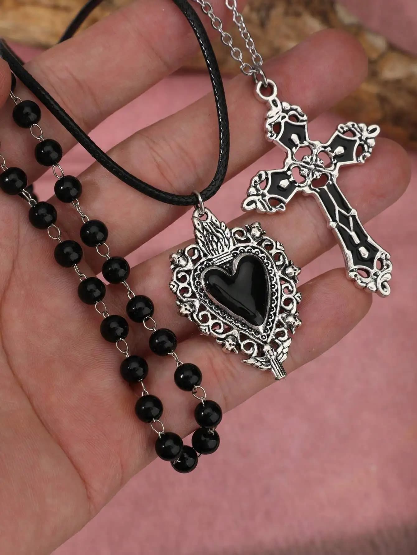 Set di collane gotiche a strati con pendenti a forma di cuore nero e croce per donna