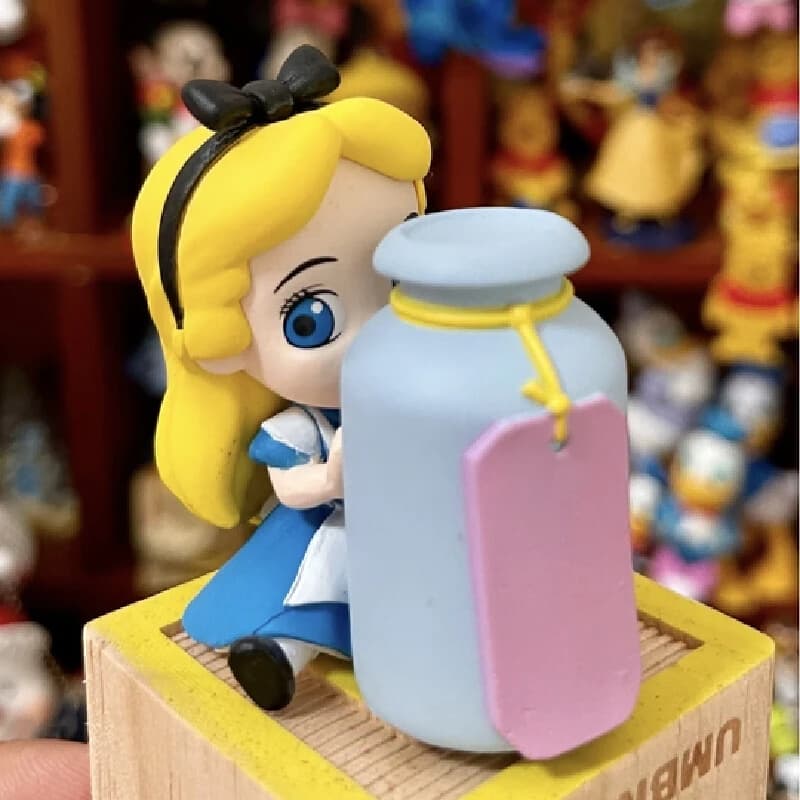 Spot Movie Alice Character Blind Box Hide And Seek Mini Action Doll Set Collezione carina Display da tavolo Giocattoli per bambini Ragazza Gif