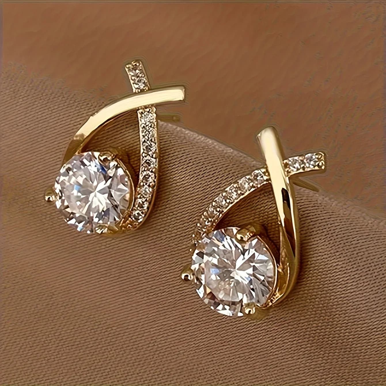 Un paio di eleganti orecchini a lobo con zirconi 3D a goccia intrecciata, adatti per l'uso quotidiano e per banchetti, perfetti per San Valentino, accessori per tutte le stagioni.