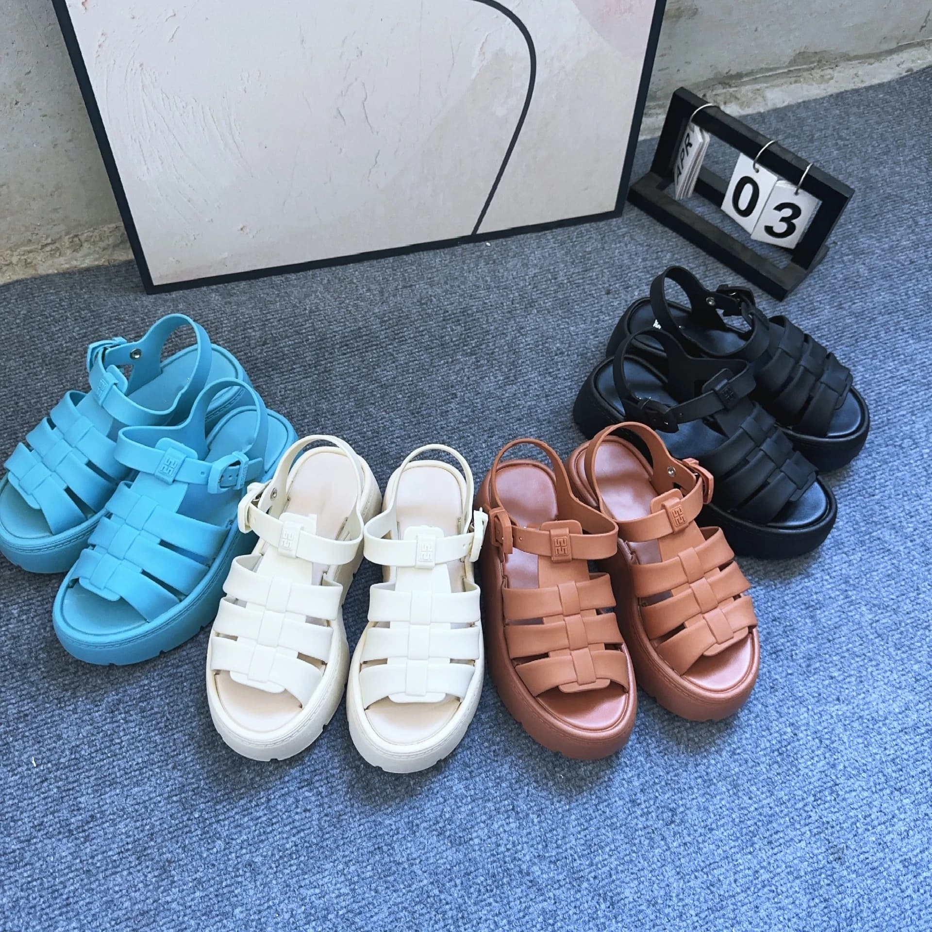 Sandali in gelatina da donna estivi Scarpe da spiaggia per adulti leggere con tacco spesso e punta aperta Sandali antiscivolo in EVA color caramello 35-40