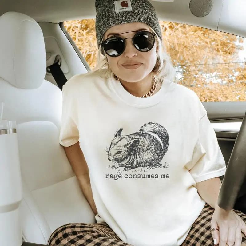 Maglietta Chinchilla Meme That Go Hard Ironic Gen Z Emo Unhinged Weird Pop Culture