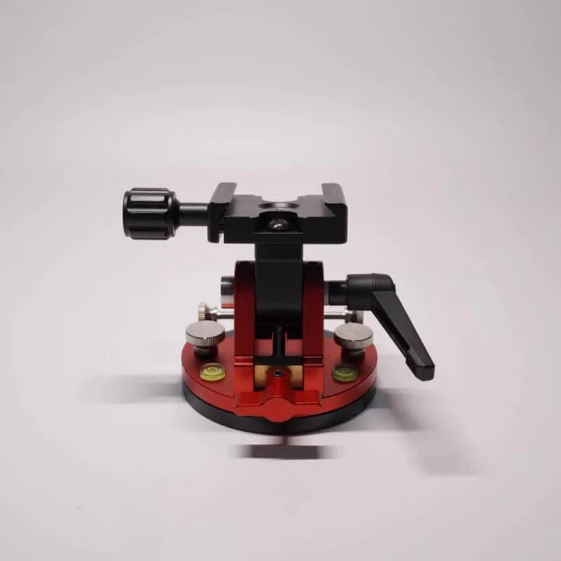 Photography with camera with latitude adjustment base, mini portable equatorial installation
