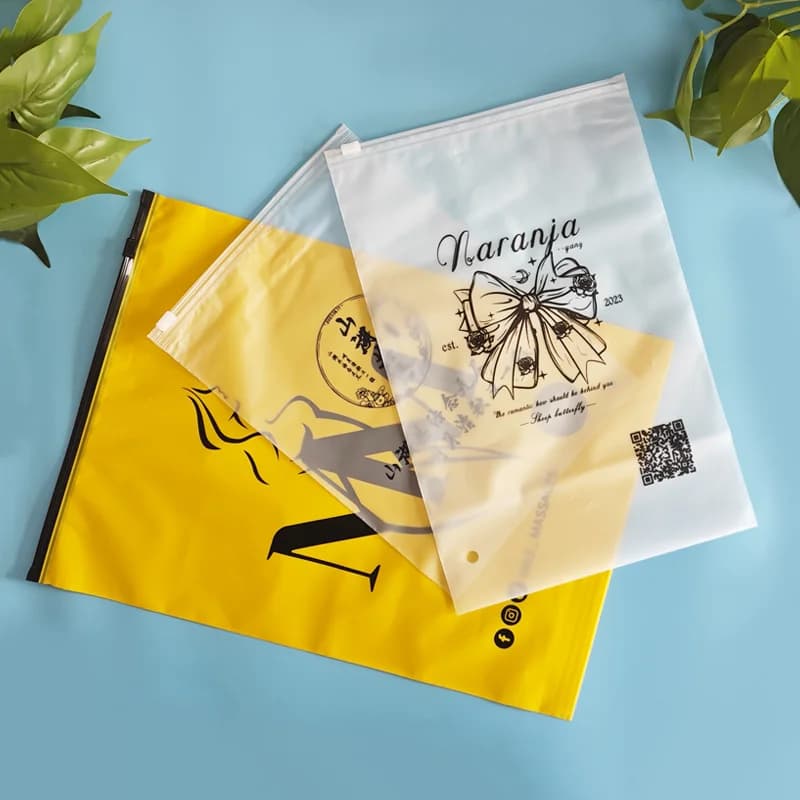 Sacchetti con chiusura a cerniera sigillati satinati personalizzati ecologici da 100 pezzi per vestiti camicie imballaggio di coperte stampa di logo per piccole imprese