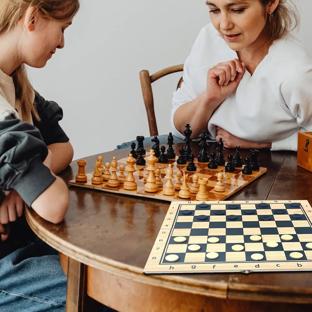 Set di Scacchi Internazionali Pieghevoli, Scacchiera in Legno Premium con Pezzi Magnetici, Design Portatile da Viaggio per Adulti e Bambini
