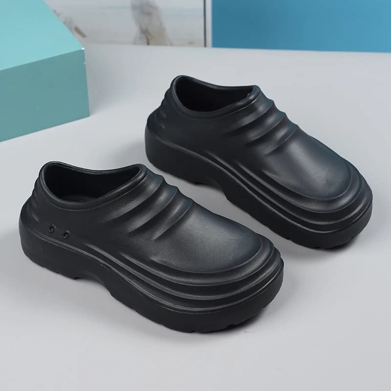 Un paio di sandali estivi da uomo a punta chiusa, impermeabili e resistenti all'olio, scarpe da lavoro resistenti all'usura e antiscivolo, durevoli per chef di hotel, cucine e ristoranti