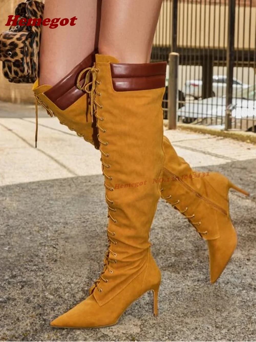 Stivali lunghi stringati con patchwork in pelle scamosciata Punta a punta con giunture incrociate Stivali alti al ginocchio da donna Cerniera laterale Inverno 2025 Scarpe di lusso