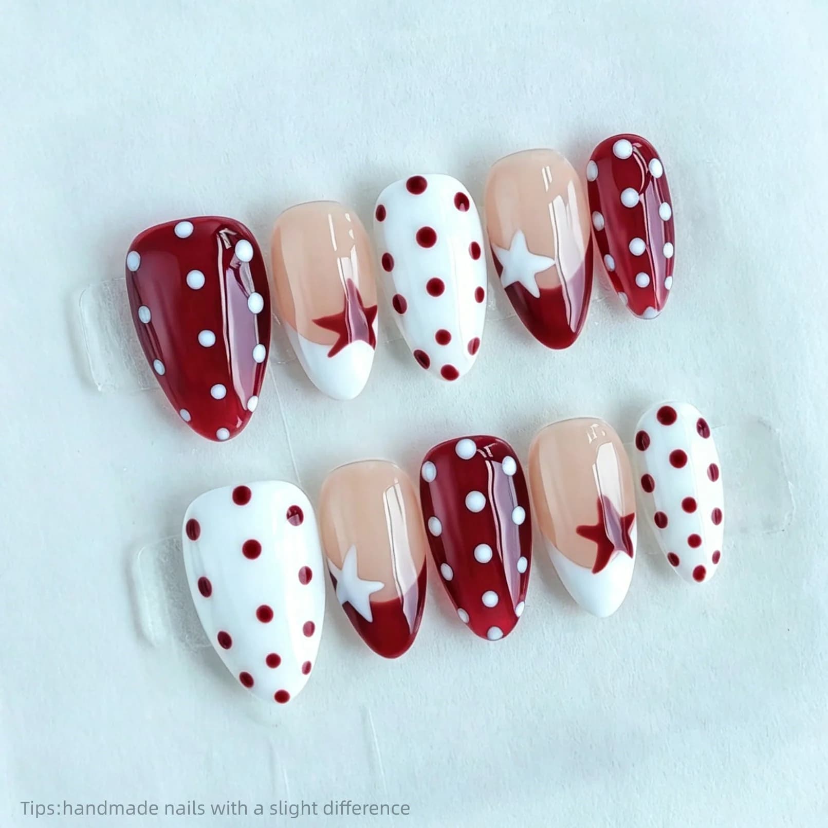 10 pz. Unghie Finte Adesive Fatte a Mano Rosse e Bianche a Pois con Stella, Forma a Mandorla, Corte, Dolci e Carine, con Decorazione French Tip