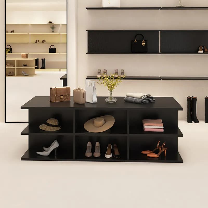 Nel negozio di abbigliamento ci sono tavoli espositivi, vetrine multilivello, espositori per scarpe e borse.