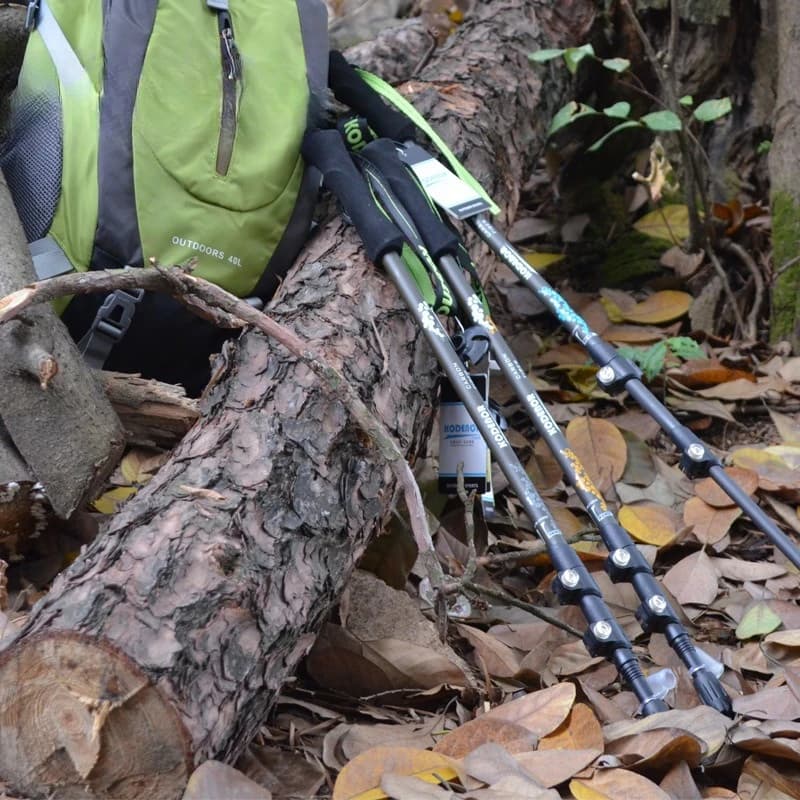 Bastoncini da Trekking in Fibra di Carbonio Regolabili a 3 Sezioni con Blocco Esterno, Pieghevoli, Anti-Shock, Leggeri, con Impugnatura in Sughero