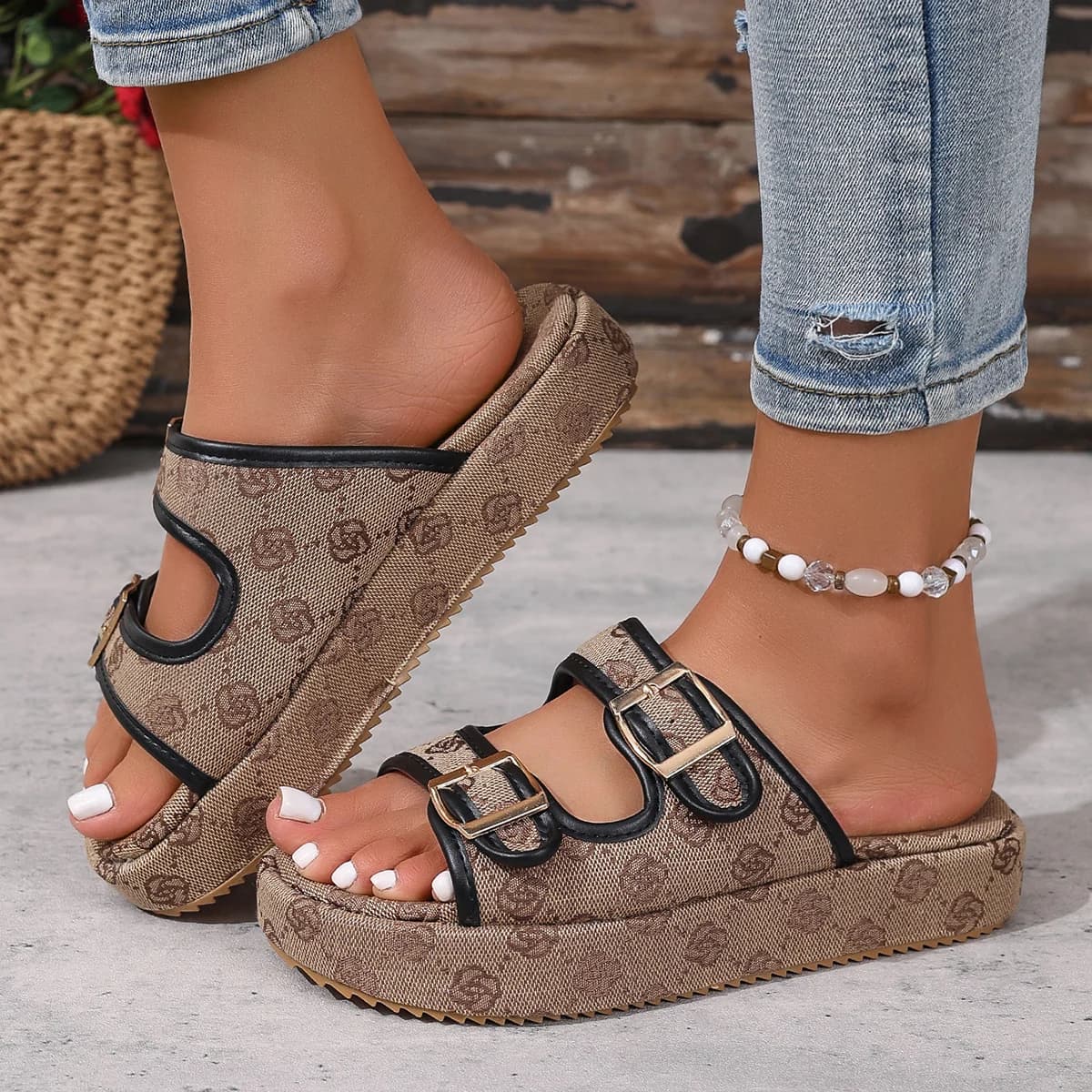 Women Slippers 2025 New Embroidery Thick Bottom Sandals Designer Buckle Platform Slippers Summer Non Slip Shoes Slides Women