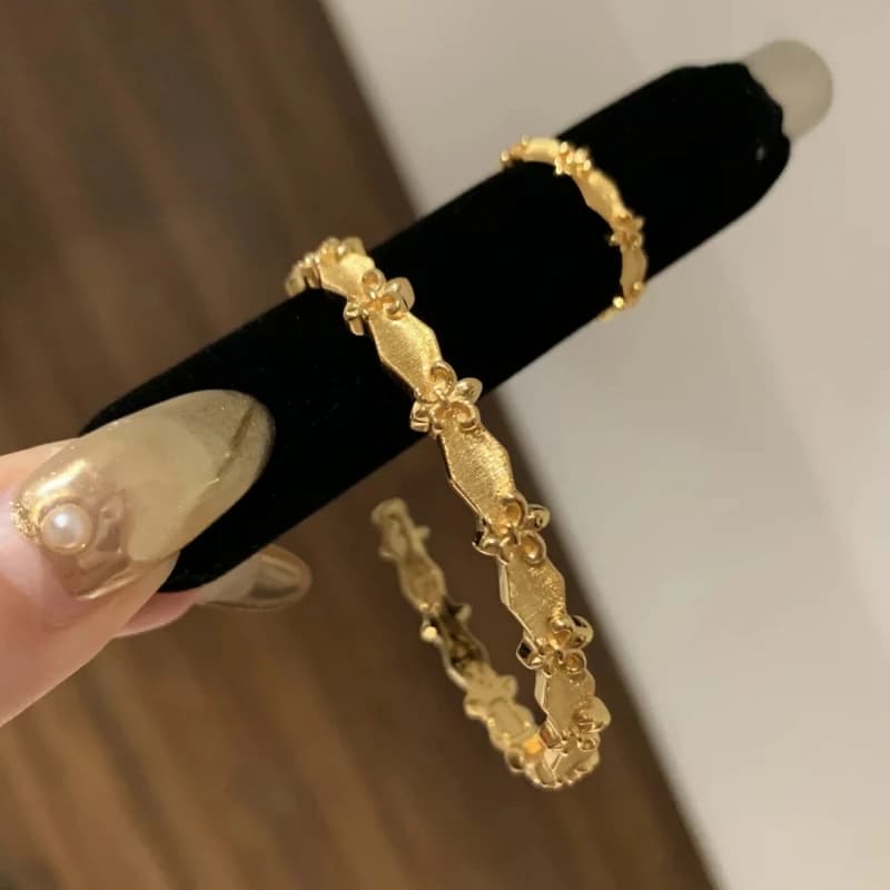 2025 Italian Fabric Micro-Sweet Iris Fashion Bracelet Luxury Light Brushed Open Ring Jewelry Gift Bracelet for Women's Vacation