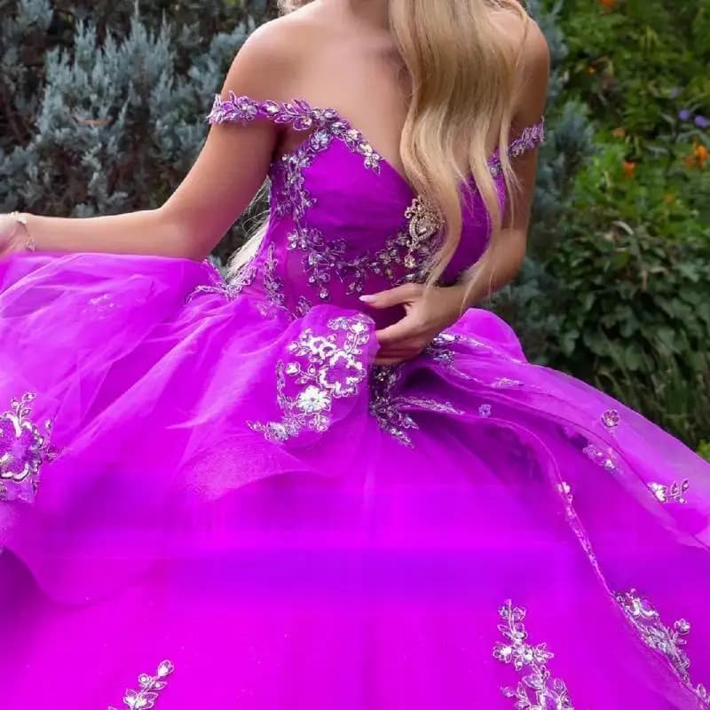 Abiti Quinceanera viola di lusso personalizzati Tull Sparkle Lungo con spalle scoperte Fiocco applicato Abito in pizzo abbinato Gonna a pieghe a trapezio