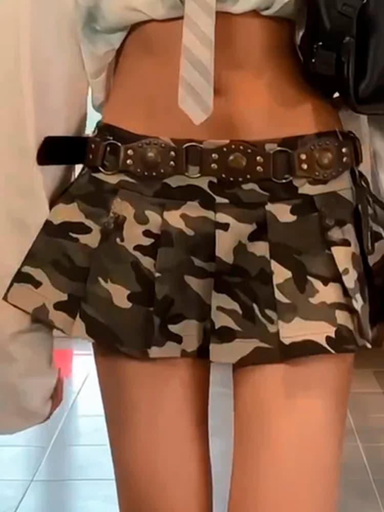 Minigonne a pieghe mimetiche sexy a vita bassa da donna 2025 Gonna estiva Y2K con cerniera e fasciatura con coulisse di nuova moda con cintura con rivetti