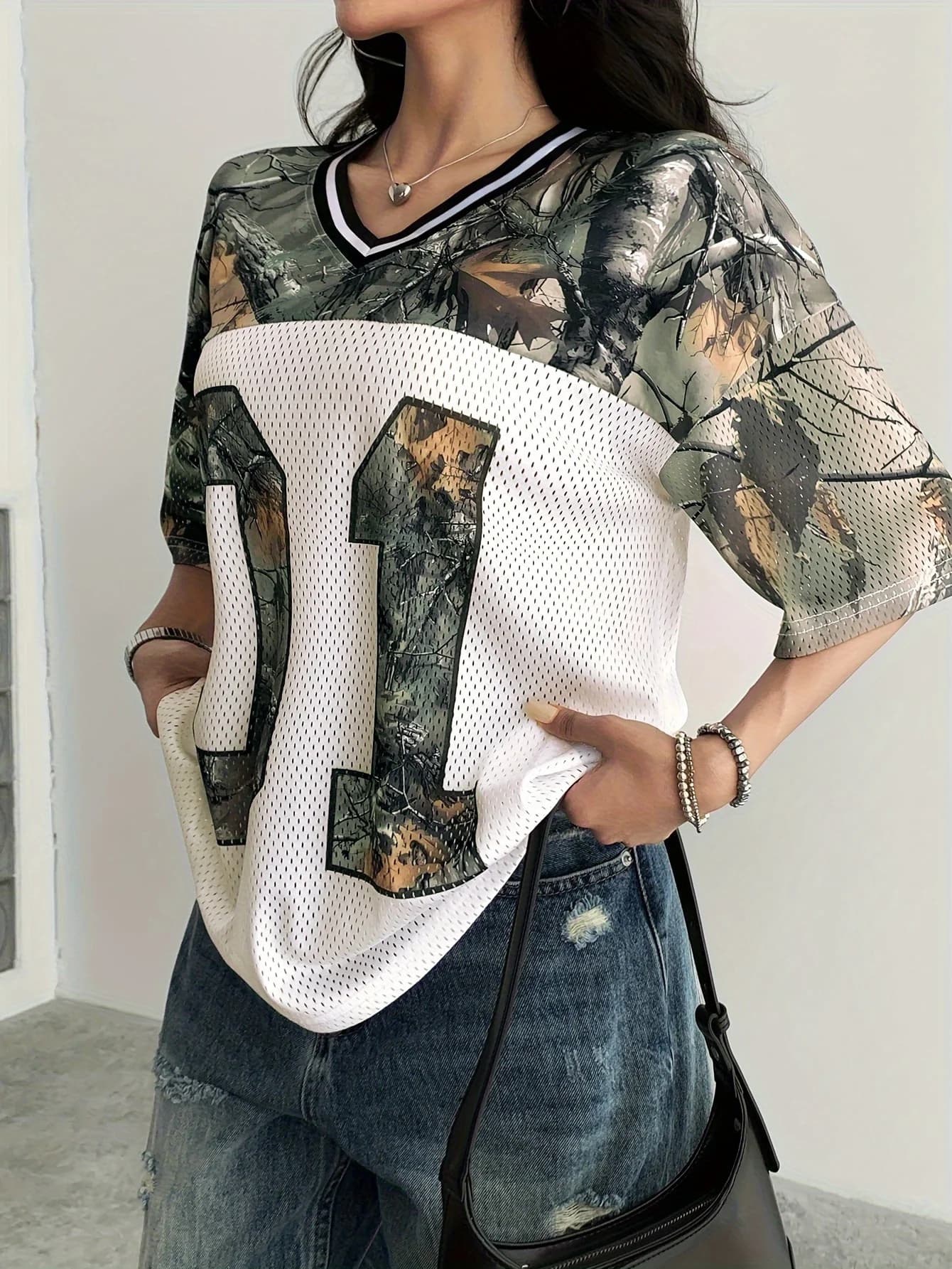 T-shirt sportiva ad asciugatura rapida con stampa di lettere mimetiche con scollo a V da donna estiva, top con spalle larghe a maniche corte in rete traspirante