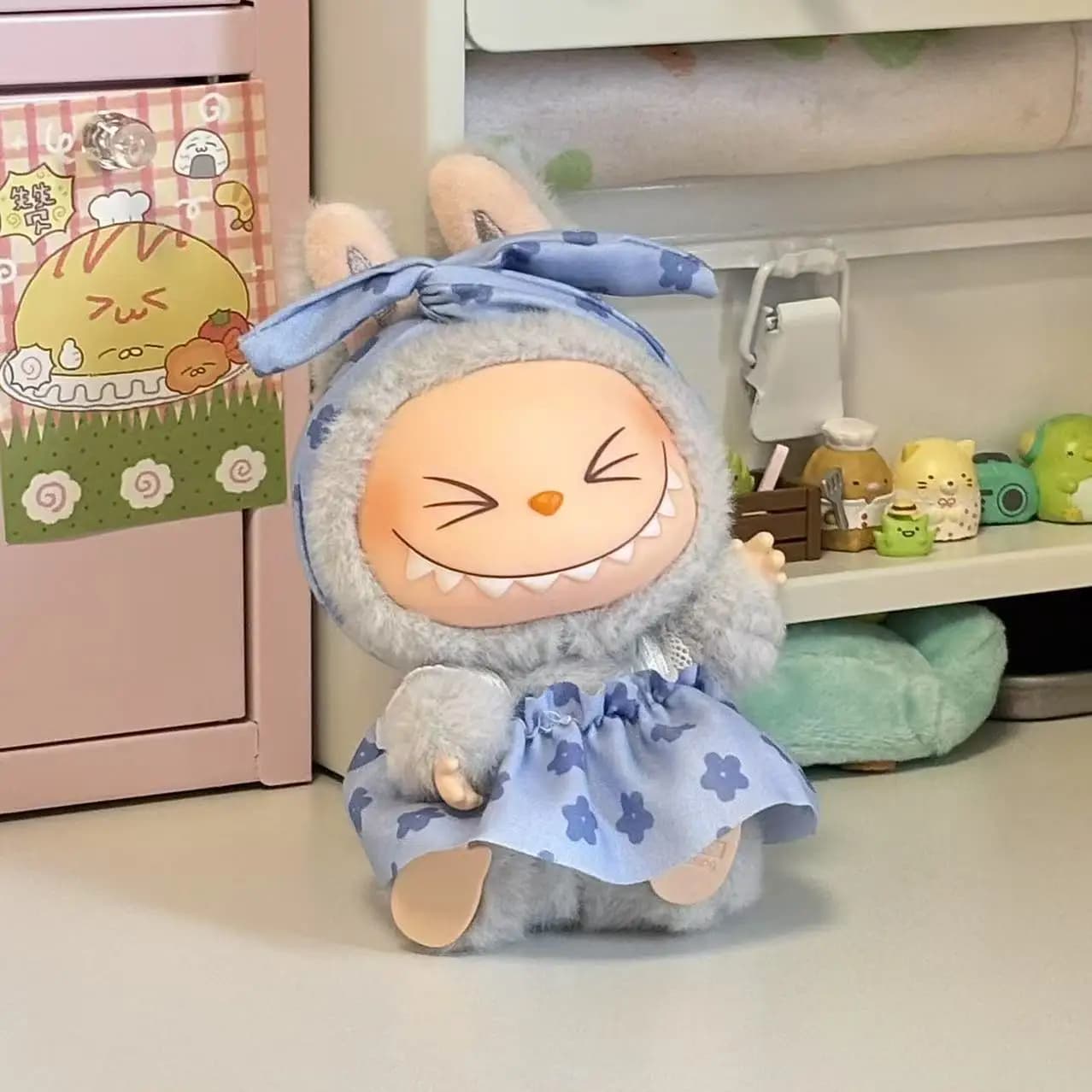 Ciondolo per abbigliamento Labubu di prima e seconda generazione Labubu seduto per vestiti per bambini Set di cappelli per orecchie da orso maglione d'amore