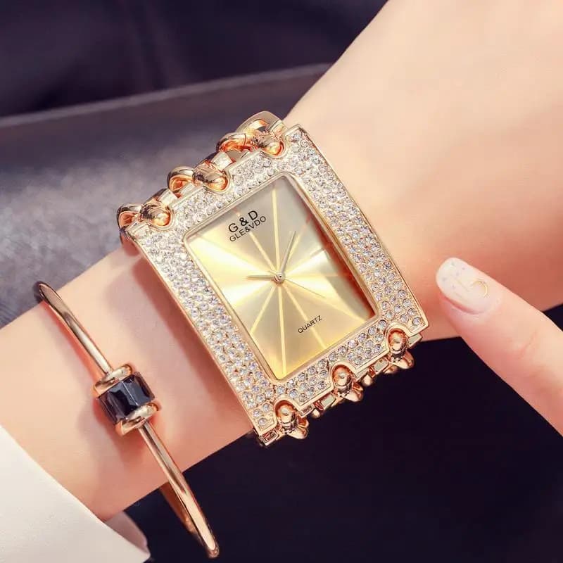 G&D Nuovo orologio da polso da donna alla moda casual per orologio femminile Orologio da polso da donna al quarzo con strass a tre catene Quadrante grande dorato