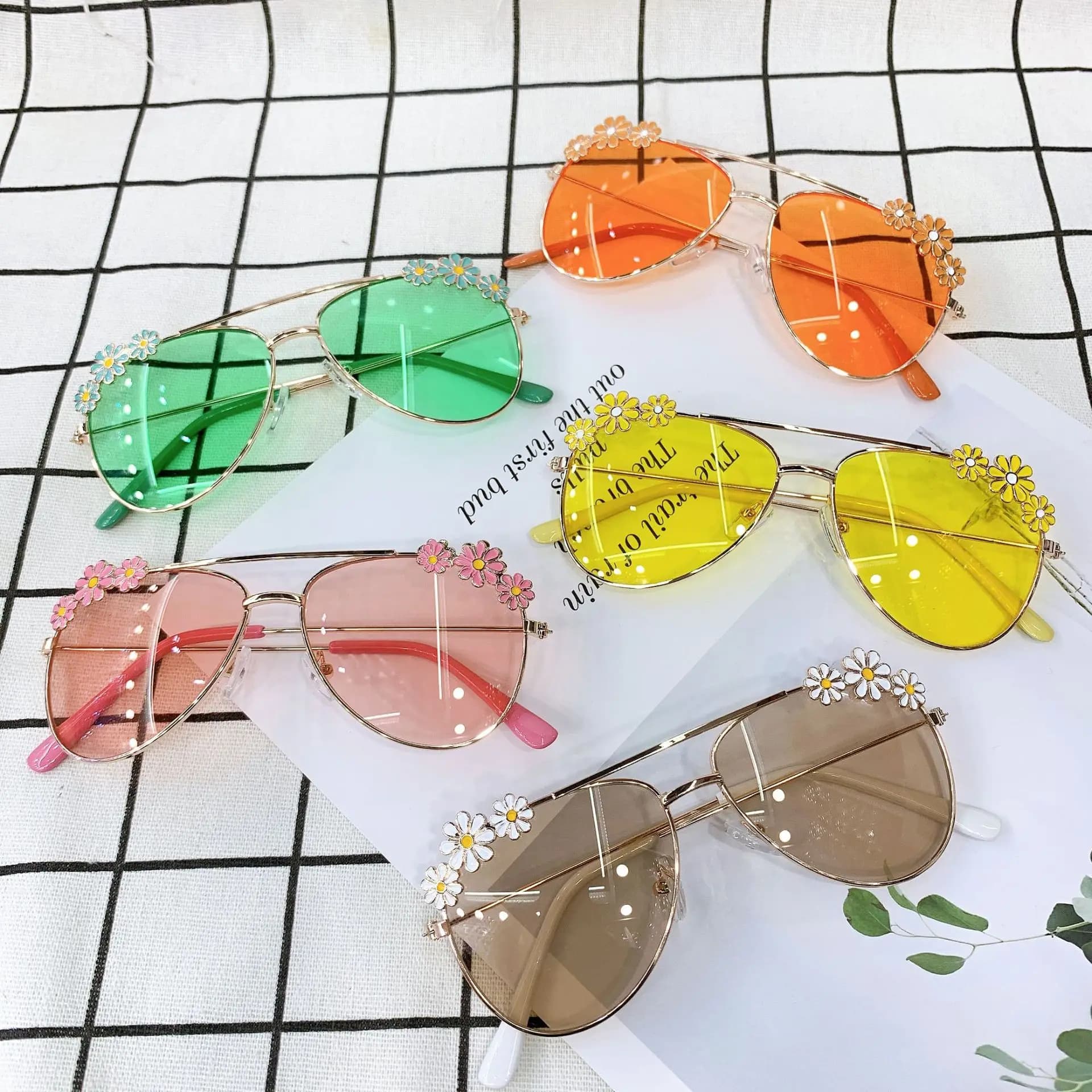 Occhiali da Sole per Bambine 2026: Nuovi Modelli alla Moda con Montatura a Rana e Forma Concava, Perfetti per Feste e Spiaggia