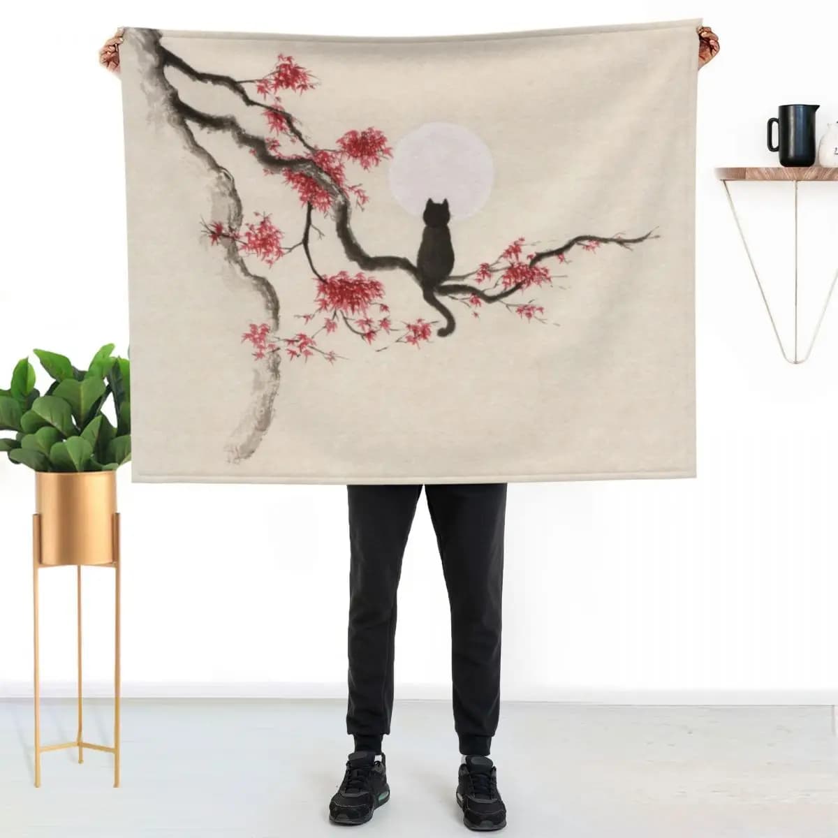 Dipinto di un gatto nero che si trova seduto su un albero di acero con foglie rosse autunnali che guardano la luna piena, stampa artistica, coperta decorativa.
