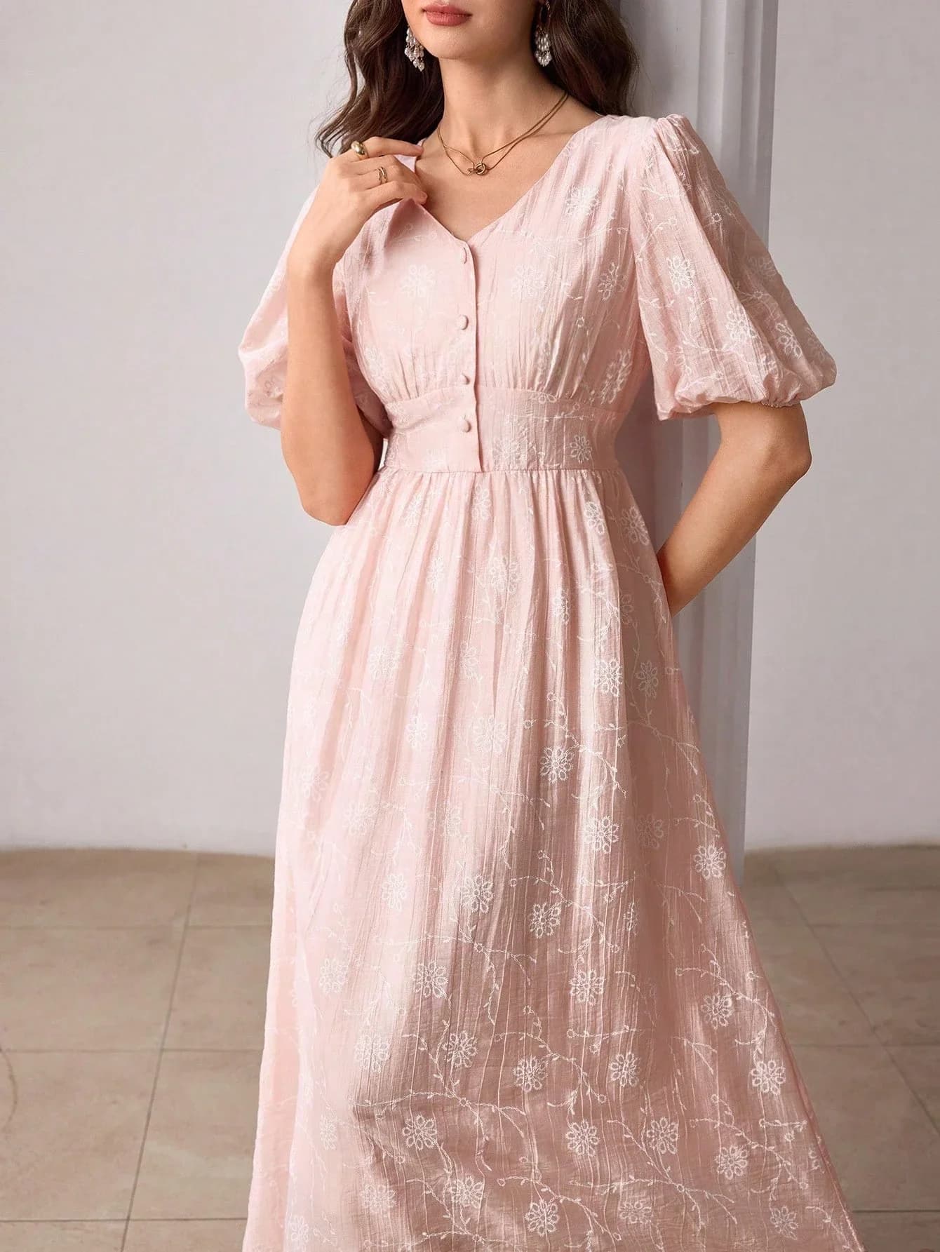 Abito midi rosa con scollo quadrato, maniche a sbuffo, tessuto testurizzato, vita avvolgente e spacco laterale