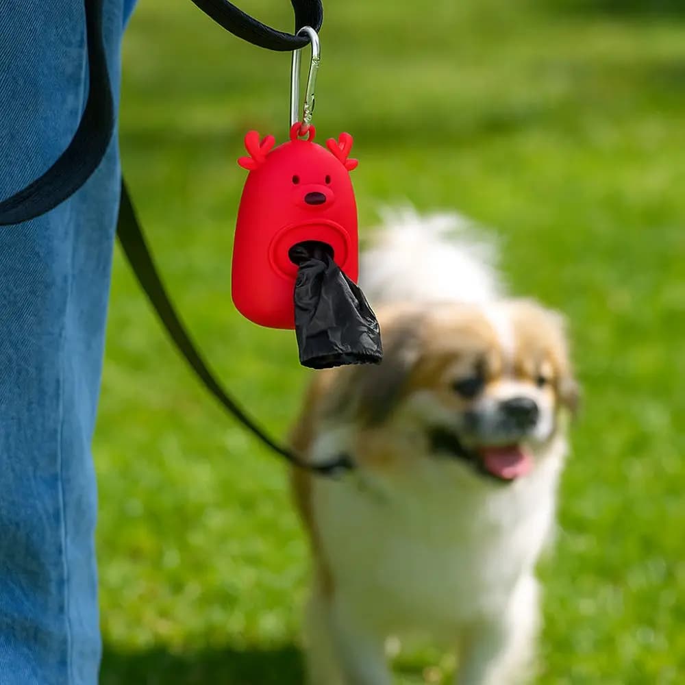 Dispenser per sacchetti per rifiuti per cani in silicone Porta sacchetti per rifiuti per animali domestici da appendere ai cartoni animati Portaoggetti per sacchetti per cacca di cuccioli di renna di Natale da viaggio