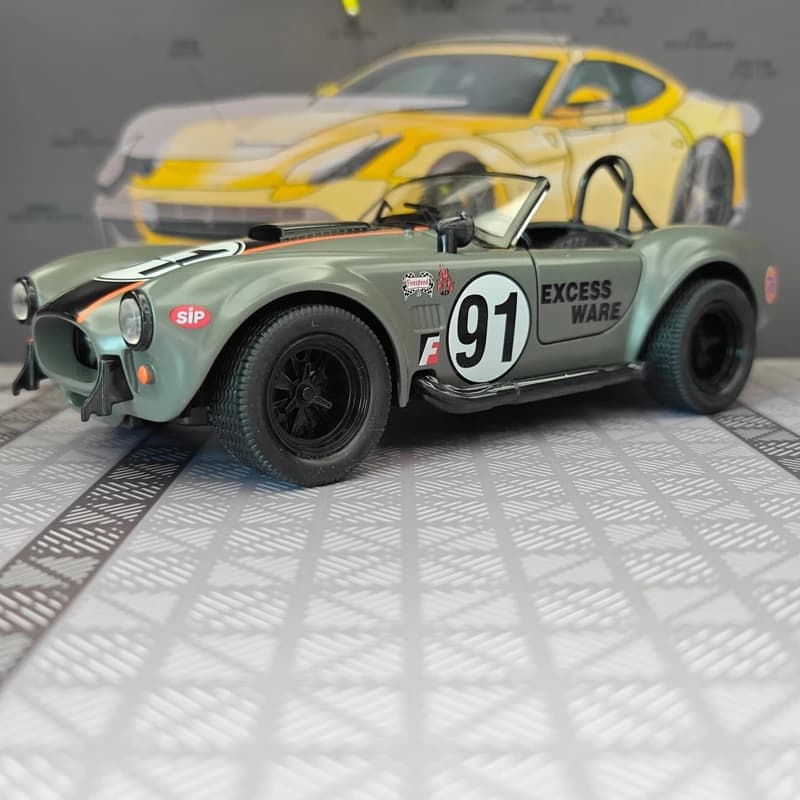 Model in Scale 1:22 of Ford Cobra Convertible, Sports Car in League, Collection Ornament, Doors and Hoodies Openable, Functioning Bag