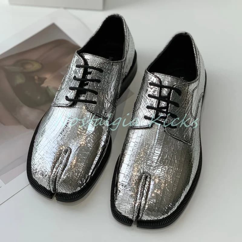 Mocassini da uomo con punta divisa argento metallizzato con texture crepitata Lacci neri Scarpe eleganti casual fatte a mano alla moda Calzature firmate