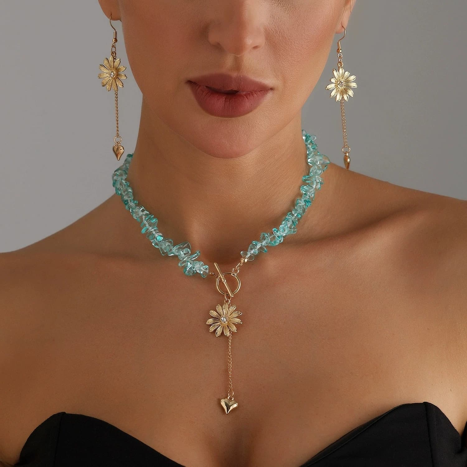 Collana con nappa a cuore margherita Collana con design con fibbia OT in pietra irregolare trasparente blu Collana con nappa margherita in metallo Gioielli da donna