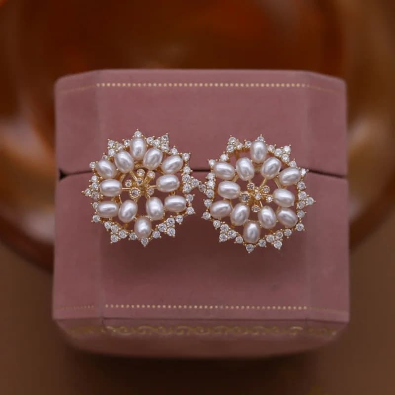 Nuovi gioielli di moda coreani di design Orecchini con fiori di perle di zirconi placcati in oro 14 carati Accessori da lavoro quotidiano da donna eleganti