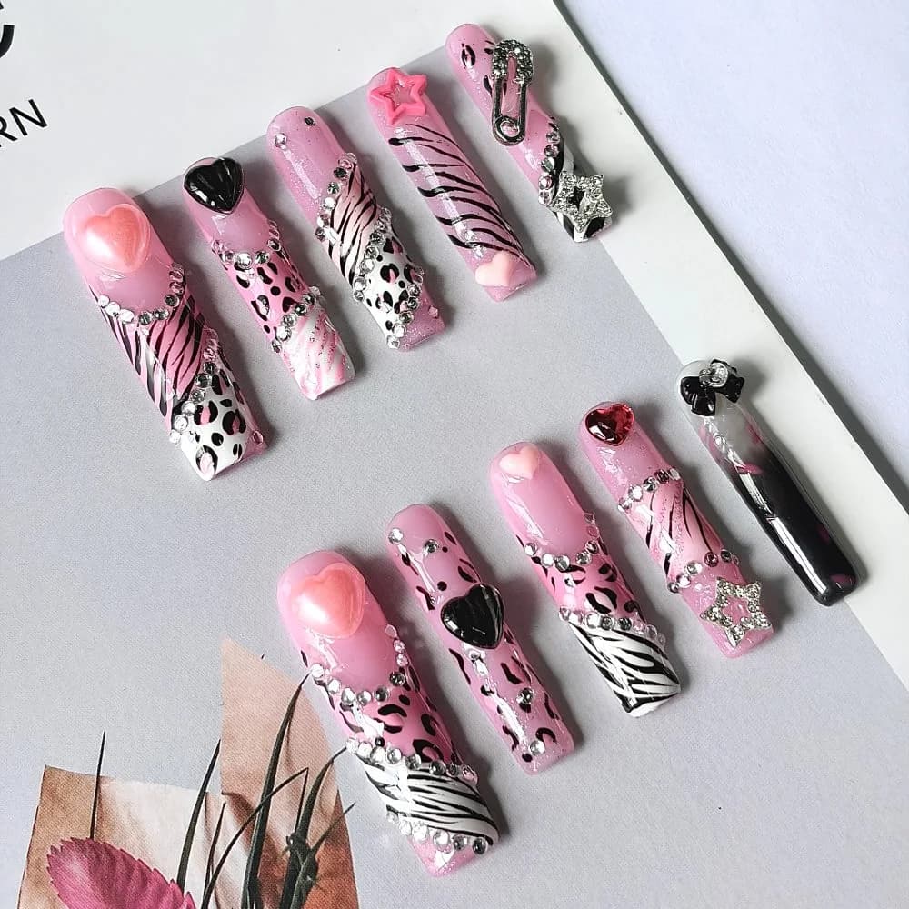 Unghie Finte 3D con Cuori Rosa e Neri, Stelle e Diamanti, Stile Y2K, Dolce e Cool, Motivi Leopardati e Zebrati Disegnati a Mano, Regalo di Compleanno