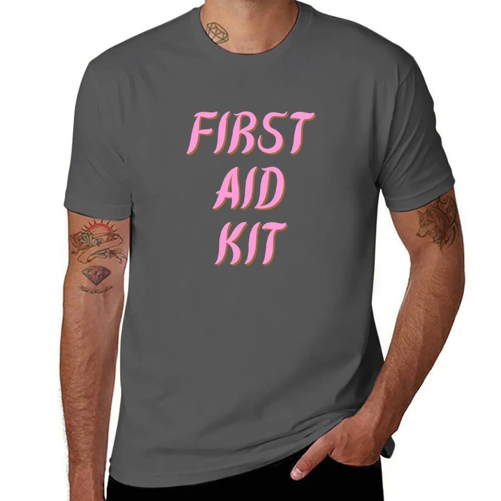 T-shirt con kit di pronto soccorso, maglietta casual con stampa grafica