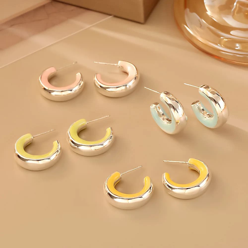 Orecchini a cerchio C alla moda ed eleganti, con piccole gocce di colore fresco e contrastanti, di nicchia, di alta gamma, dolci e carini.