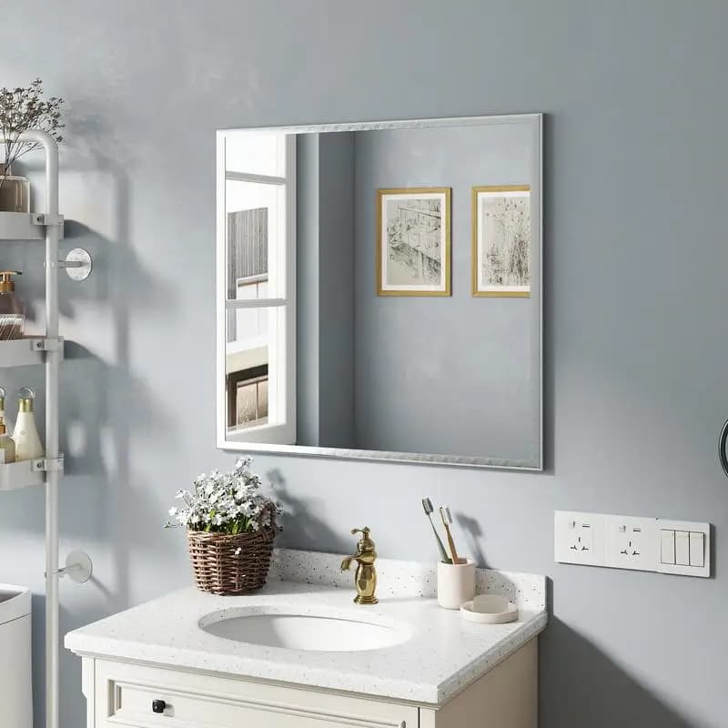Trasforma il tuo bagno con uno specchio in alluminio da 32 pollici in finitura argento