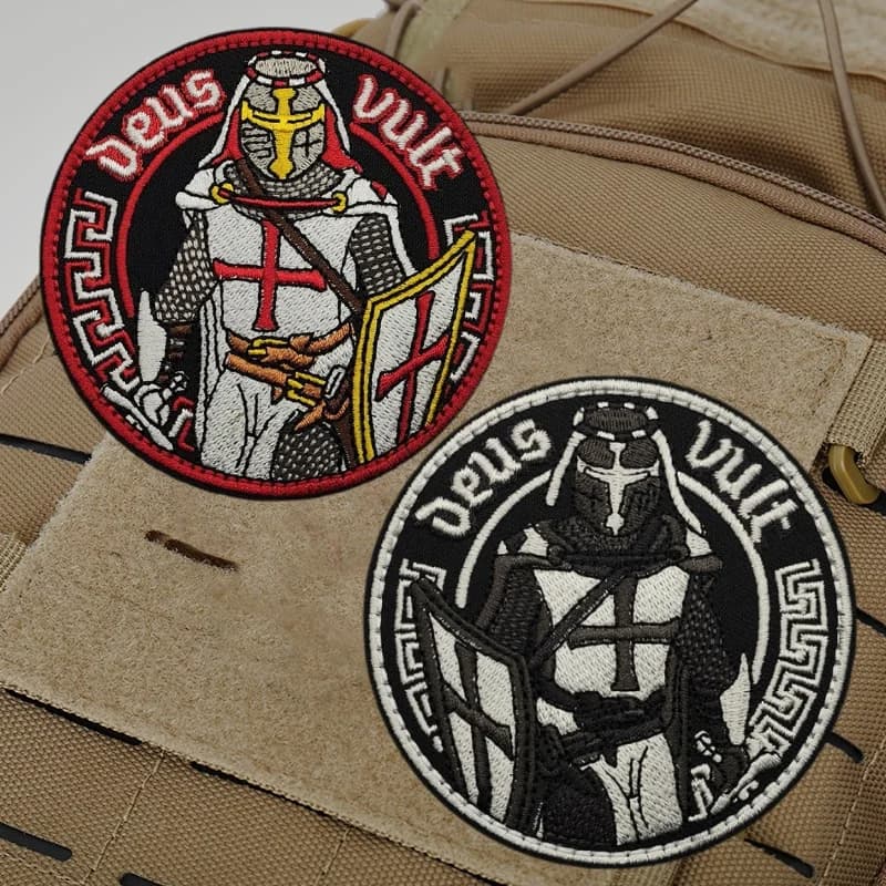 DEUS VULT Patch tattica sui vestiti Distintivo morale Bracciale militare ricamato Gancio Anello Toppe militari Adesivo per zaino