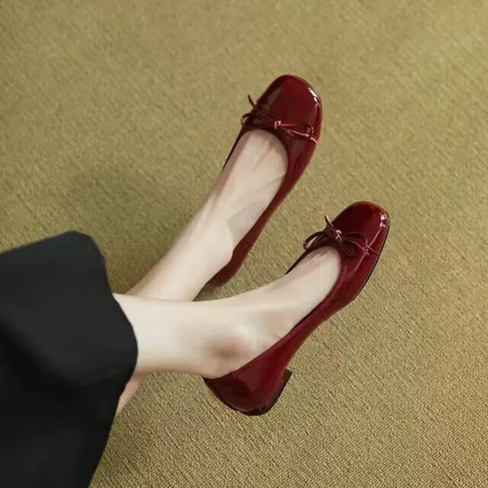 2024 Ballerine da donna in pelle verniciata Ballerine Bowtie Scarpe da barca Tacchi bassi Slip on Scarpe basse Donna Mocassini neri Primavera Autunno