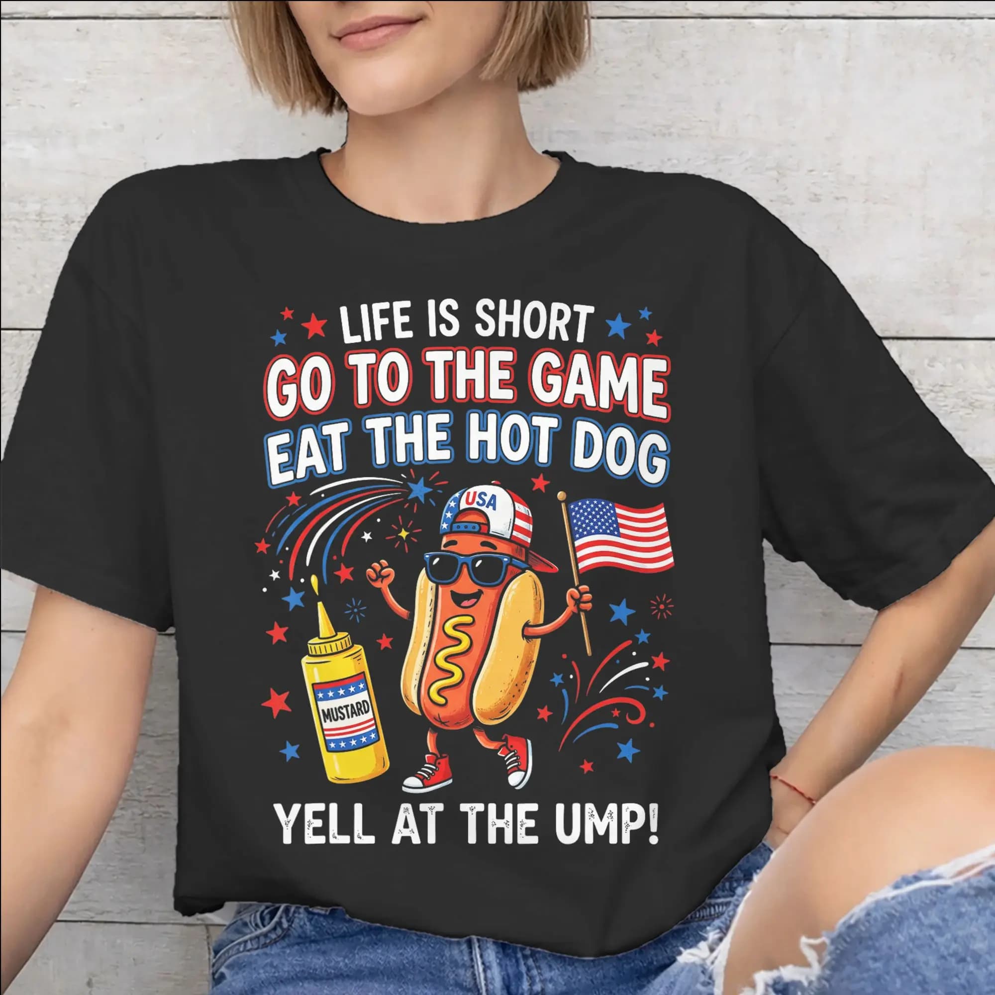 Nuovo arrivo: T-shirt in cotone a maniche corte unisex con stampa 'Life is Short Go to The Game Eat The Hot Dog Yell At The Ump'