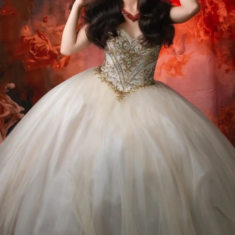 Semplici abiti Quinceanera champagne leggeri con spalle scoperte Decalcomania di cristallo glitter Coda lunga Vestido 15 Quinceanera personalizzato