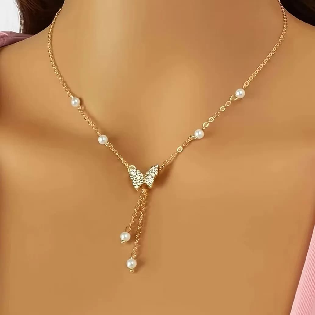 Collana con farfalla in perle artificiali alla moda e semplice, design a cuore dorato, gioielli da donna, collana in argento con zirconi, catena minimalista per clavicola, gioielli eleganti da donna, collane alla moda per feste.
