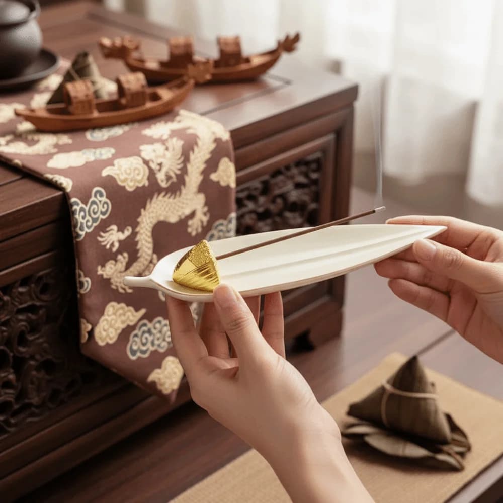 Portaincenso a Forma di Barca Zongzi in Ceramica con Base a Foglia di Zongzi, Bruciatore per Bastoncini d'Incenso, Mini Ornamento Aromaterapico in Stile Zen