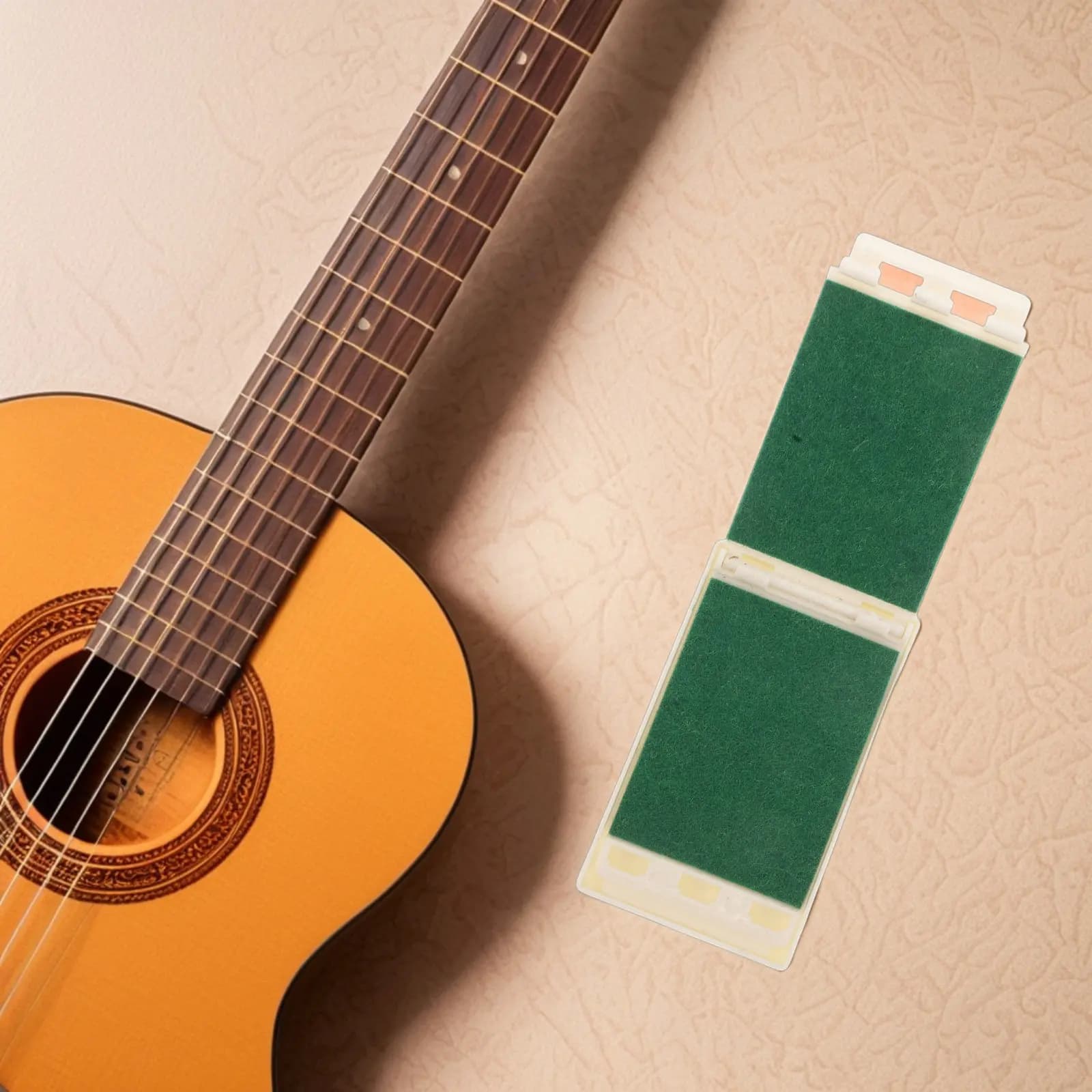 Strumento per la Pulizia delle Corde della Chitarra, Bianco con Base Morbida, Professionale per Rimuovere Macchie e Grasso, Manutenzione per Chitarra Acustica, Elettrica e Ukulele