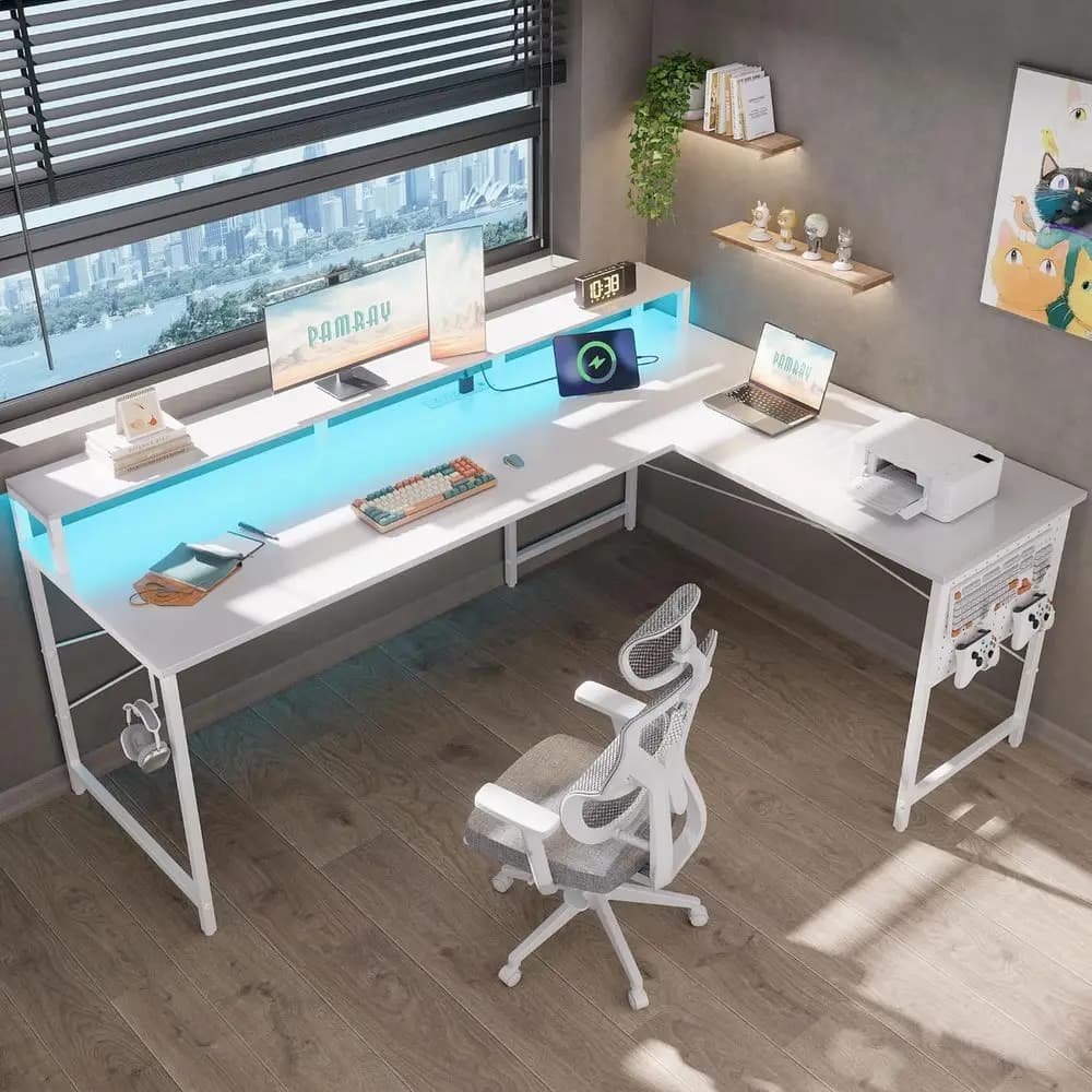 Scrivania da Gaming a L da 64 Pollici con Prese di Corrente e Luci LED, Grande Scrivania per Computer con Supporto Monitor e Pannello Forato, Tavolo PC